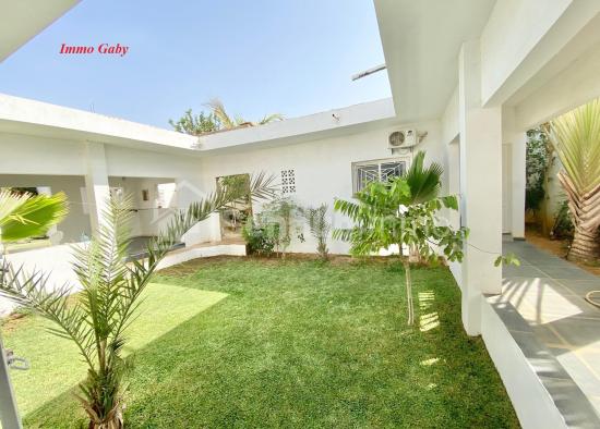 Villa située à l'entrée de Saly, proche des commerces et à quelques minutes de l'école Française.